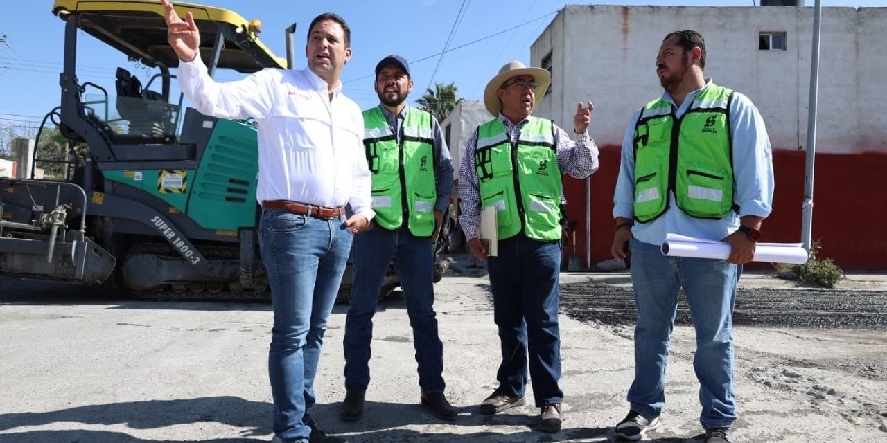 Javier Díaz supervisa la repavimentación en el bulevar Francisco I. Madero