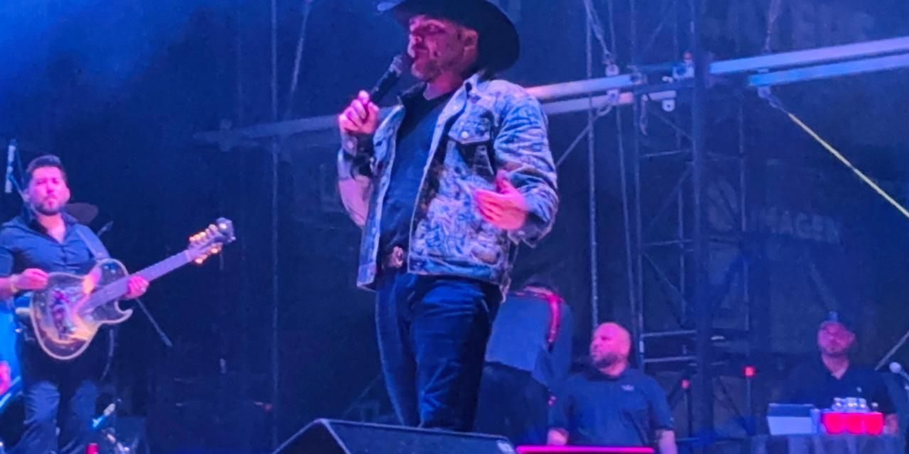 Gerardo Ortiz y Gabito Ballesteros hacen vibrar a Saltillo con concierto sold out