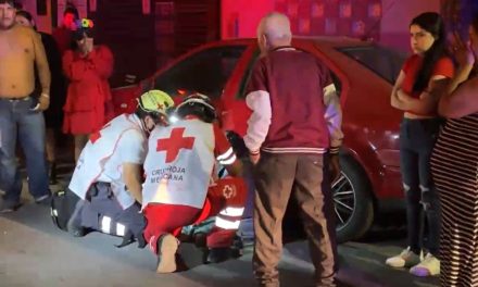 Saltillo: Auto los manda contra el pavimento y menor de edad resultó con fractura