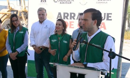 Acompaña Gabriel Elizondo al alcalde de Monclova a inicio de obra