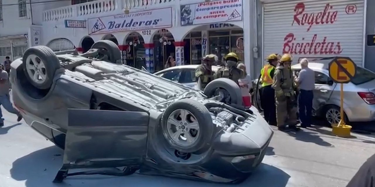 Adolescente provoca aparatoso choque en Saltillo