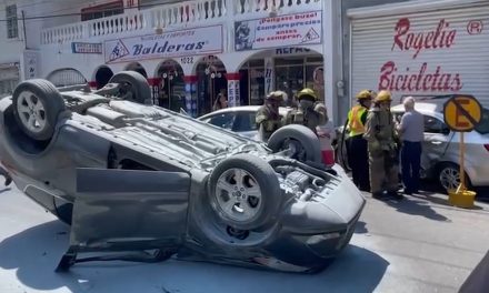 Adolescente provoca aparatoso choque en Saltillo