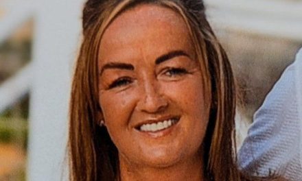 Madre de familia muere electrocutada por usar su celular en la bañera en Irlanda