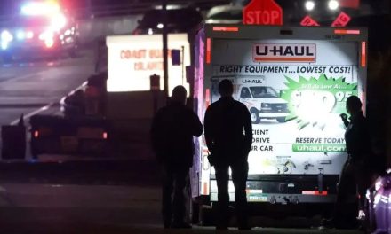 Oficiales abren fuego contra camión que intentaba ingresar a base de la Guardia Costera en California