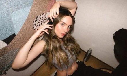 Belinda sorprende a un fan al pedirle una selfie durante su concierto