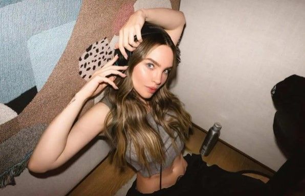 Belinda sorprende a un fan al pedirle una selfie durante su concierto