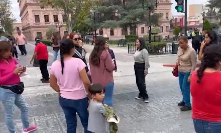 Bloquean la calle Hidalgo por el cierre del kínder ‘Apolonio M. Avilés’