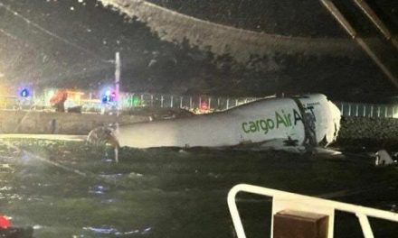 Avión de carga se sale de la pista en Hong Kong y cae al mar; muere un trabajador