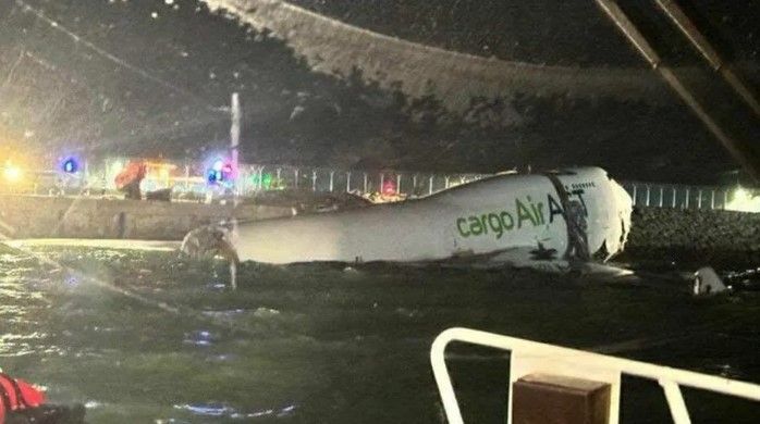 Avión de carga se sale de la pista en Hong Kong y cae al mar; muere un trabajador
