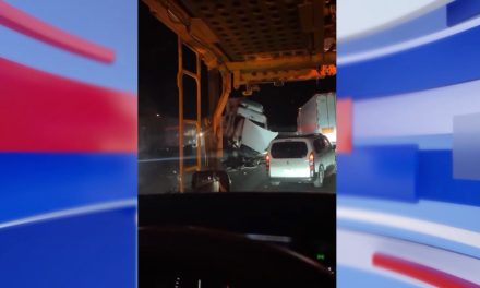 Choca tráiler en Los Chorros durante la madrugada y afecta por horas la circulación