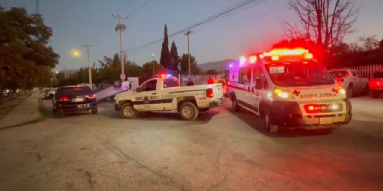 Choque múltiple y volcadura frente a la Ciudad Deportiva