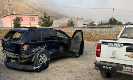 Saltillo: Mujer no respeta alto y destroza su camioneta al chocar con transporte de personal