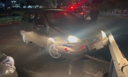 Conductor pierde el control y se estrella contra barrera metálica en Saltillo