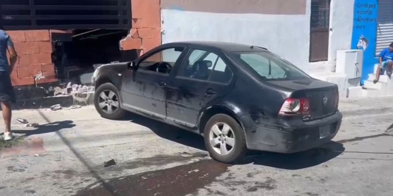 Conductor termina estrellado en negocio tras provocar choque en la colonia República