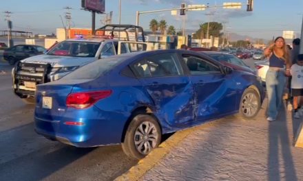 Conductor ignora la luz roja y provoca aparatoso choque en Saltillo
