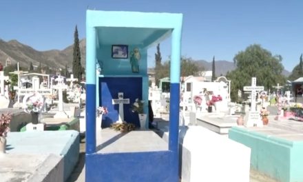Dan mantenimiento previo al día de muertos en panteones de Saltillo