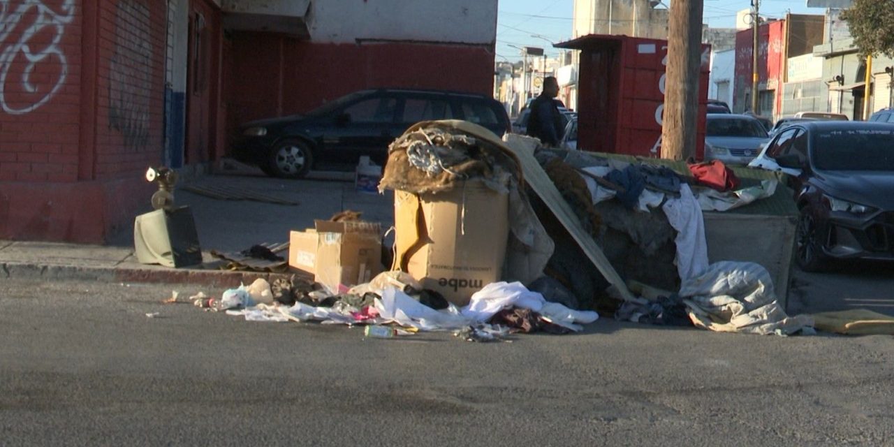 Saltillo:  Dejan basura en la vía pública