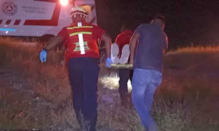 Motociclista sale del camino y sufre un derrape en Ramos Arizpe