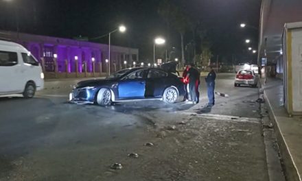 Saltillo: Ebrio choca con la banqueta, se quedó dormido unos instantes
