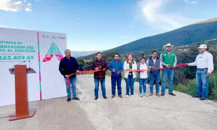 Entrega alcaldesa de Arteaga camino al panteón en Mesa de las Tablas tras 15 años de espera