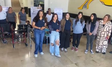 Entregan sillas de ruedas y otros aparatos a personas de escasos recursos en Saltillo