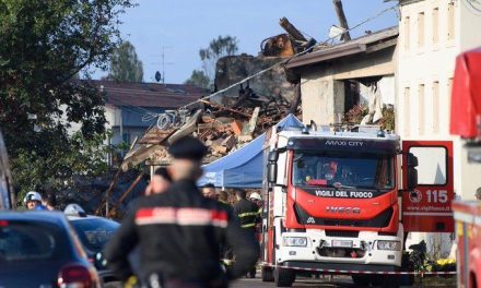 Mueren tres carabineros y hay 15 agentes heridos tras explosión planeada durante desalojo en Italia