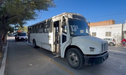 Hombre cae al intentar subir a un autobús del transporte público