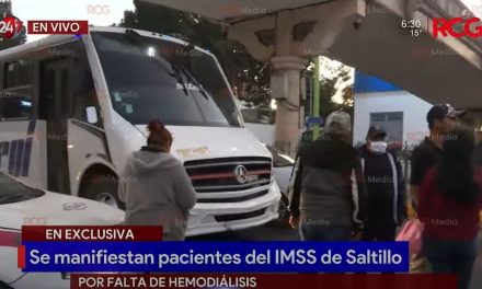 Caos en Saltillo: Bloquean V: Carranza a la altura del Seguro 2 por falta de atención médica