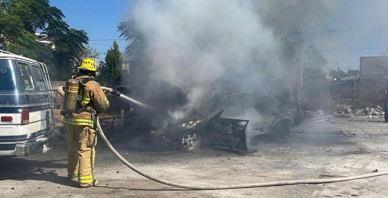 Incendio consume vehículo en Ramos