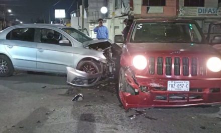 Saltillo: Intenta vuelta prohibida, termina causando accidente