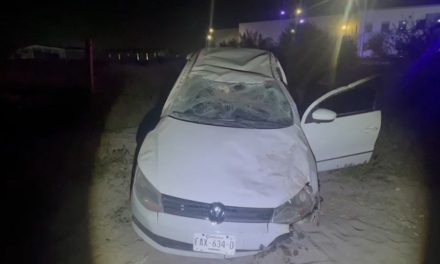 Joven vuelca su vehículo en la carretera antigua a Monclova… solo sufrió golpes leves