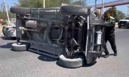 Joven de 17 años vuelca su camioneta en el bulevar Francisco Coss