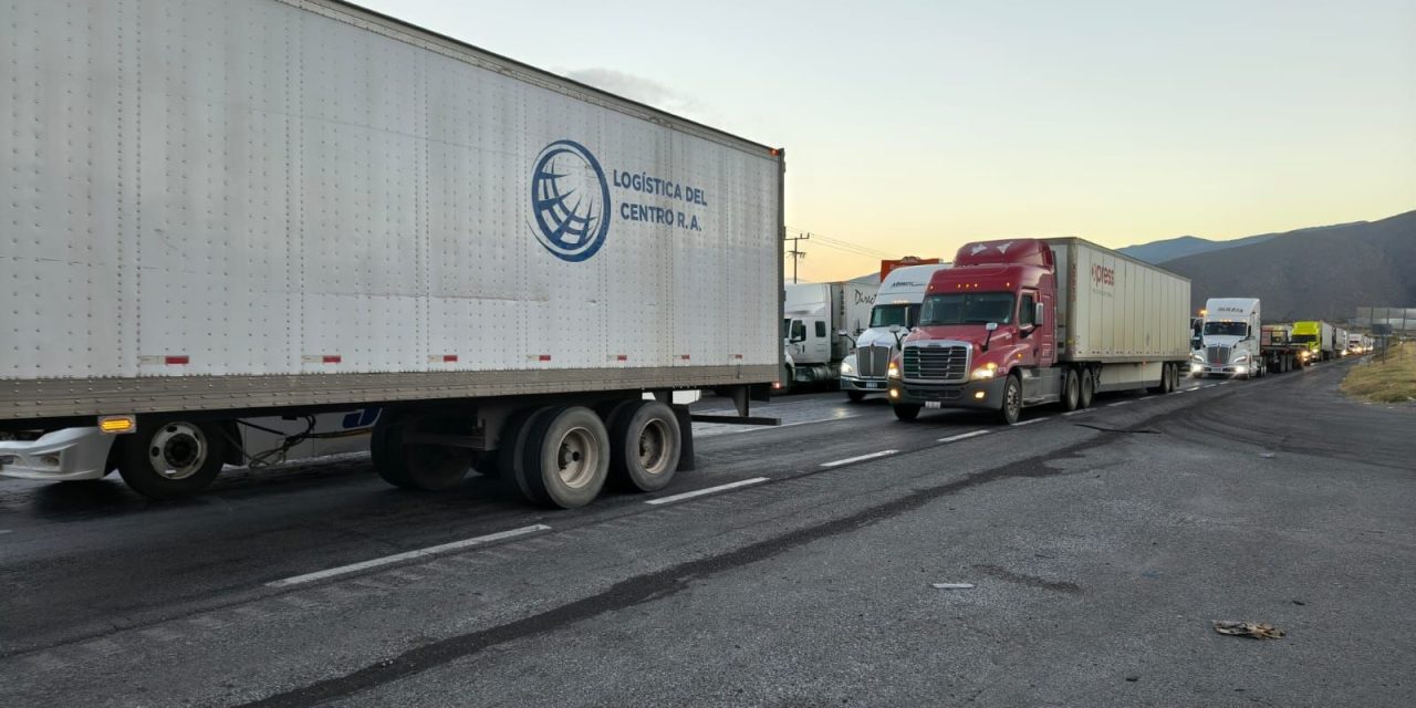 Carretera 57 con largas filas por volcadura de tráiler