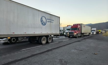 Carretera 57 con largas filas por volcadura de tráiler