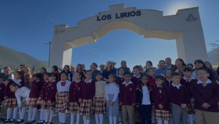 Arteaga: Inauguran arco de bienvenida en Los Lirios