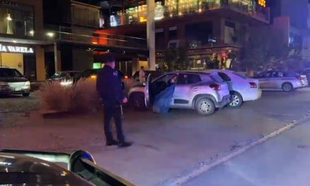 Localizan a hombre sin vida dentro de un vehículo en plaza comercial al norte de Saltillo
