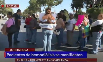 Saltillo: Pacientes de hemodiálisis se manifiestan y bloquean V. Carranza