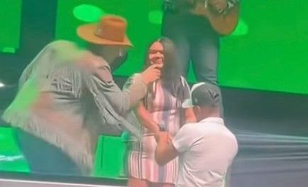 Hombre le pide matrimonio a su novia en concierto de Leandro Ríos pero tenía un pequeño defecto… ¡estaba casado!