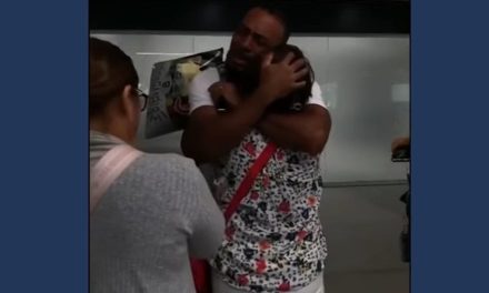 Migrante hondureño vuelve a ver a sus padres tras autodeportarse después de 20 años en EE. UU.