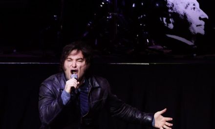 Video: Milei aparece como todo un rockstar en presentación de libro