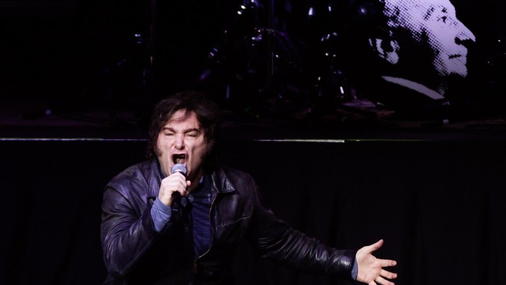 Video: Milei aparece como todo un rockstar en presentación de libro