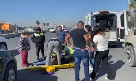 Motociclista resulta lesionada tras derrapar en bulevar Fundadores