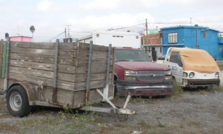 Muchos carros abandonados en la colonia Fidel Velásquez de Ramos Arizpe