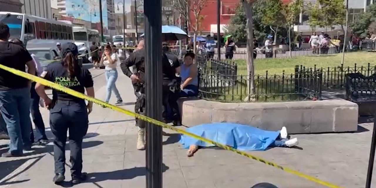 Mujer pierde la vida en plaza pública del centro de Saltillo; presumen infarto