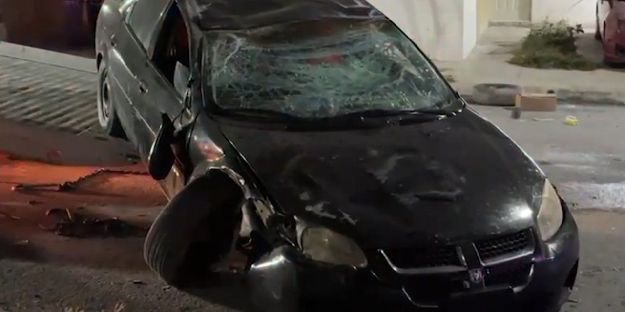Saltillo: Mujer vuelca tras chocar contra vehículo estacionado mientras discutía con su pareja
