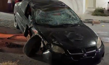 Saltillo: Mujer vuelca tras chocar contra vehículo estacionado mientras discutía con su pareja