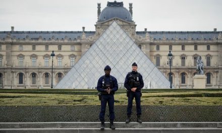 Aparece video del momento del robo millonario del Museo de Louvre