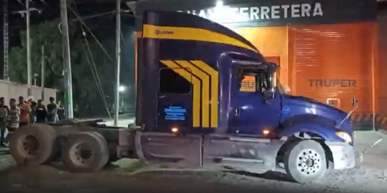 Saltillo: Tractocamión daña varios autos tras persecución; el conductor logró darse a la fuga