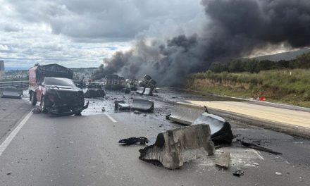Explota pipa con diésel tras volcadura en la Autopista México-Puebla; cierran vía totalmente