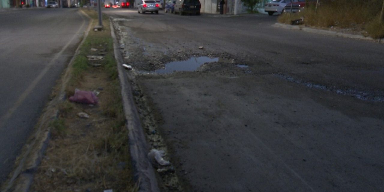 Poco transitable el bulevar Cedros por la gran cantidad de baches en Nuevo Mirasierra